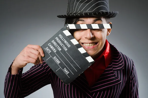 Hombre divertido con el tablero de la película — Foto de Stock