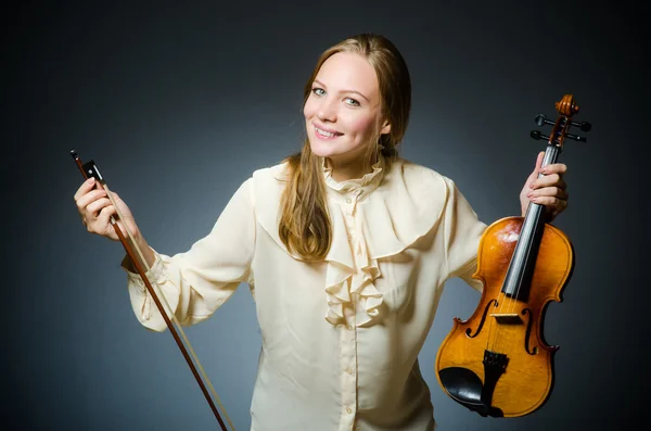 Kvinnlig violinspelare i musikaliskt koncept — Stockfoto