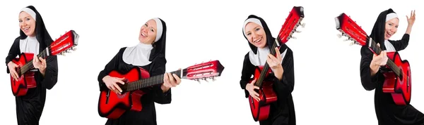 Nonne mit Gitarre isoliert auf weiß — Stockfoto