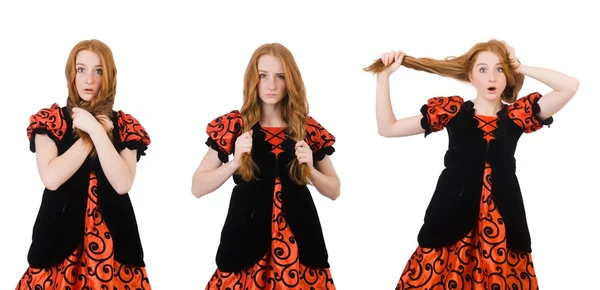 Rote Haare Mädchen in orangefarbenem Kleid isoliert auf weiß — Stockfoto