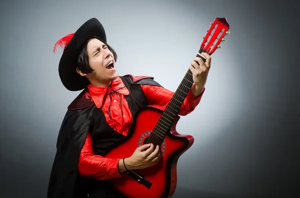 Homem tocando guitarra no conceito romântico — Fotografia de Stock