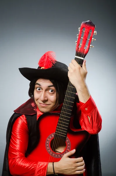 Homem tocando guitarra no conceito romântico — Fotografia de Stock