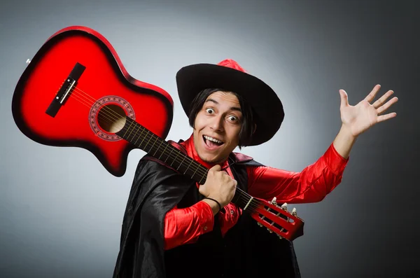 Homem tocando guitarra no conceito romântico — Fotografia de Stock