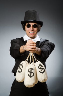 Komik adam Doları çuval ile