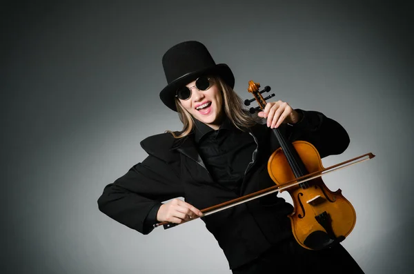 Frau spielt klassische Geige in Musikkonzept — Stockfoto