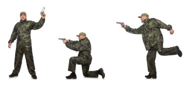 Silahlı asker, beyazın üzerinde izole edilmiş.