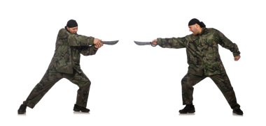 Asker üniformalı genç adam, elinde beyaz bir bıçak tutuyor.