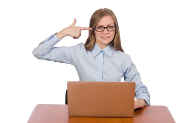 Çalışma masasındaki ofis çalışanı beyazla izole edilmiş.