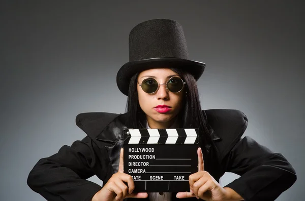 Femme avec chapeau vintage et plateau de cinéma — Photo