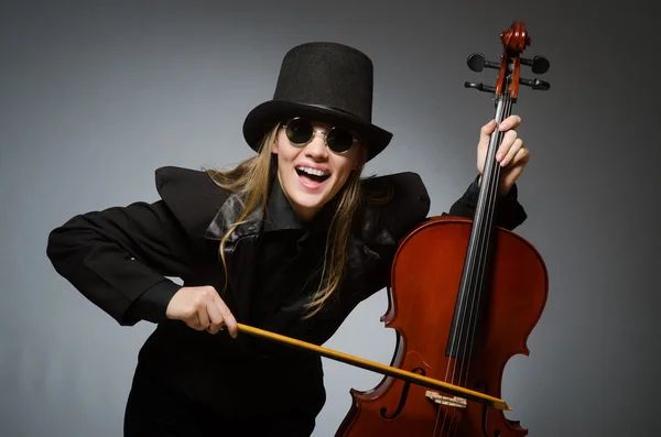 Kvinna som spelar klassiska cello i musik koncept — Stockfoto