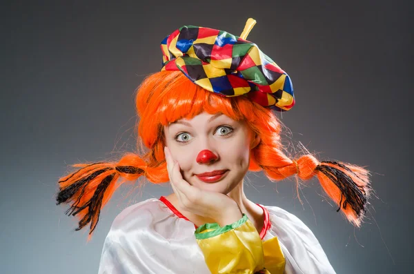 Clown in grappig concept op donkere achtergrond — Stockfoto