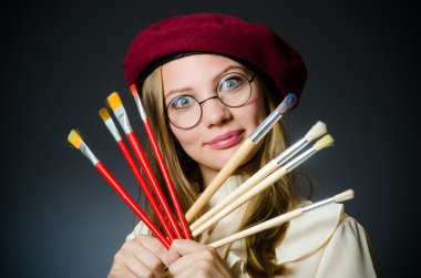 Stüdyoda çalışan komik bir sanatçı.