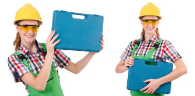 Yeşil tulumlu kadın beyaz giyindi.