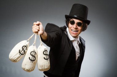 Komik adam Doları çuval ile