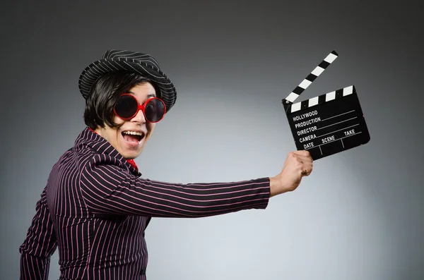 Hombre divertido con el tablero de la película — Foto de Stock