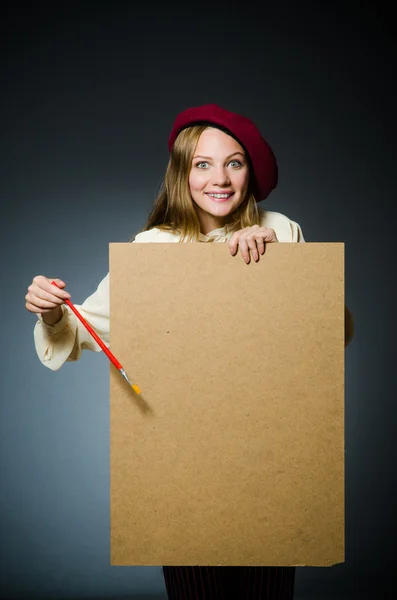 Lustiger Künstler arbeitet im Atelier — Stockfoto