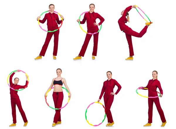 Frau macht Übungen mit Hula-Hoop-Reifen — Stockfoto