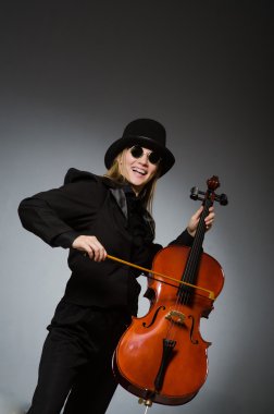 Müzik konsepti içinde klasik Çello çalan kadın