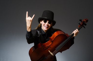 Müzikal konseptte genç bir kadın