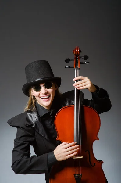 Mujer joven en concepto musical —  Fotos de Stock