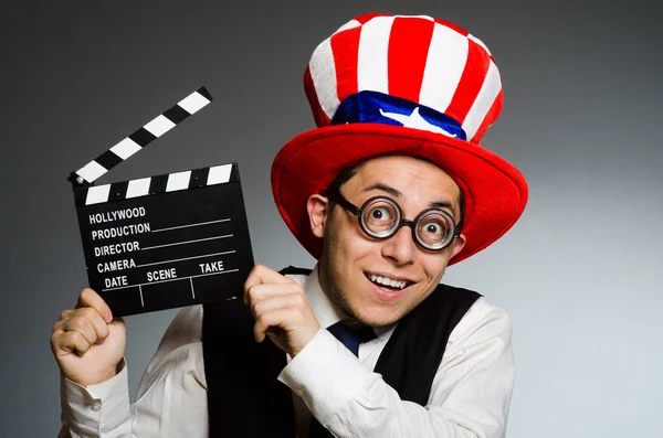アメリカの帽子と映画のボードを持つ男 — ストック写真