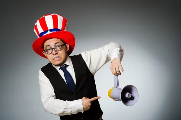 Hombre con altavoz con sombrero americano — Foto de Stock