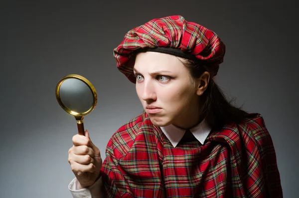 Femme portant des vêtements écossais traditionnels — Photo