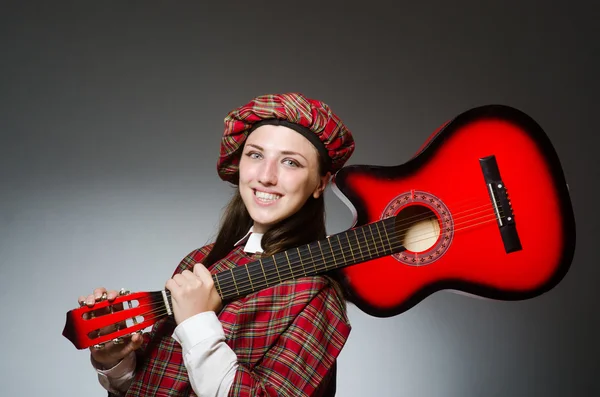 Mujer con ropa escocesa en concepto musical — Foto de Stock