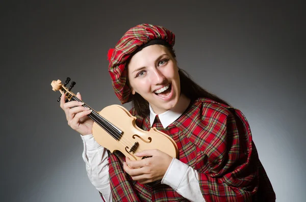 Femme en vêtements écossais dans le concept musical — Photo