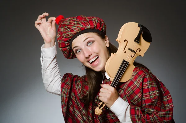 Žena ve skotském oblečení v hudebním pojetí — Stock fotografie