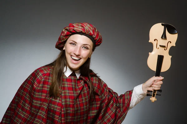 Mujer con ropa escocesa en concepto musical —  Fotos de Stock