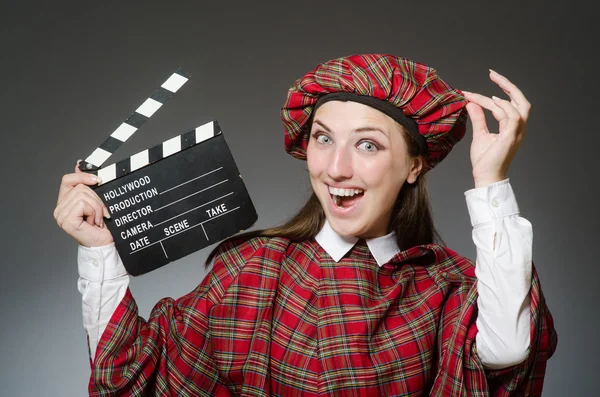 Mulher em roupas escocesas no conceito de filme — Fotografia de Stock