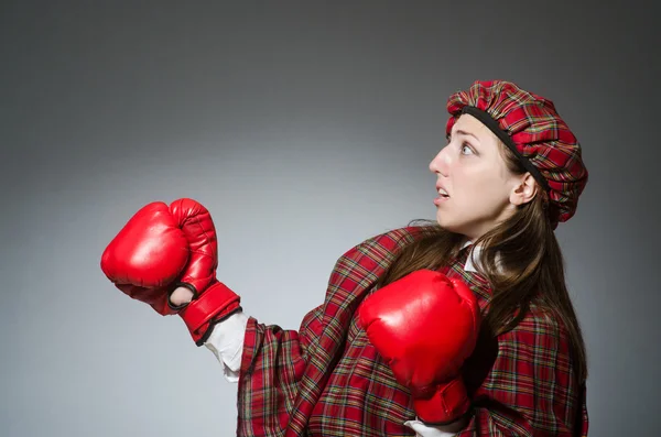 Mulher em roupas escocesas no conceito de boxe — Fotografia de Stock