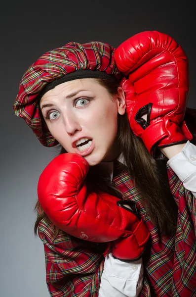 Žena ve skotském oblečení v konceptu boxu — Stock fotografie