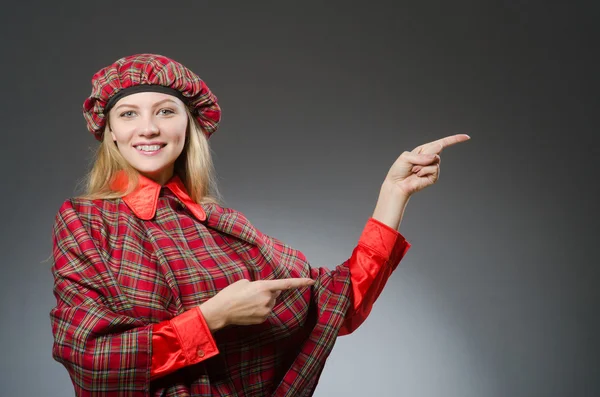 Femme portant des vêtements écossais traditionnels — Photo