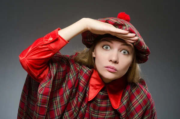 Vrouw in traditionele Schotse kleding — Stockfoto