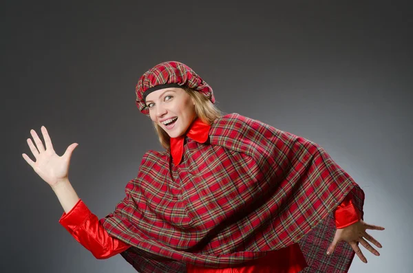 Mulher vestindo roupas tradicionais escocesas — Fotografia de Stock