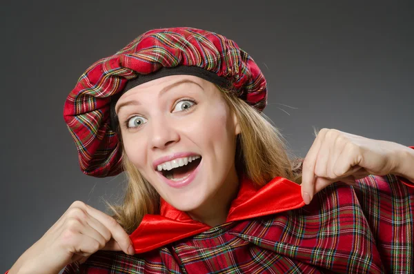 Mulher vestindo roupas tradicionais escocesas — Fotografia de Stock