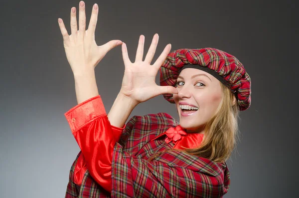 Vrouw in traditionele Schotse kleding — Stockfoto