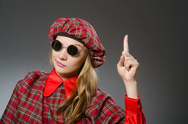 Femme portant des vêtements écossais traditionnels — Photo