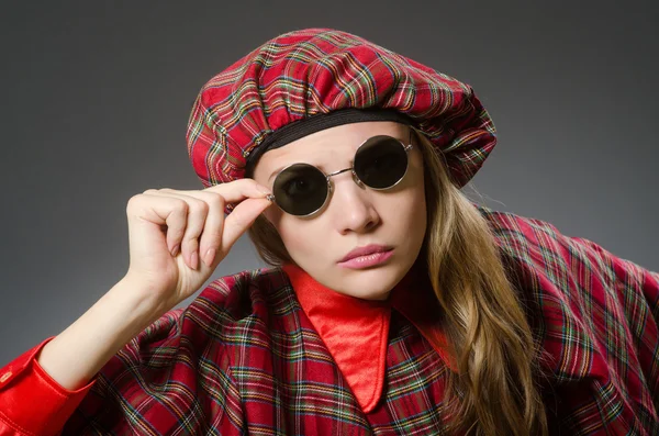 Mulher vestindo roupas tradicionais escocesas — Fotografia de Stock