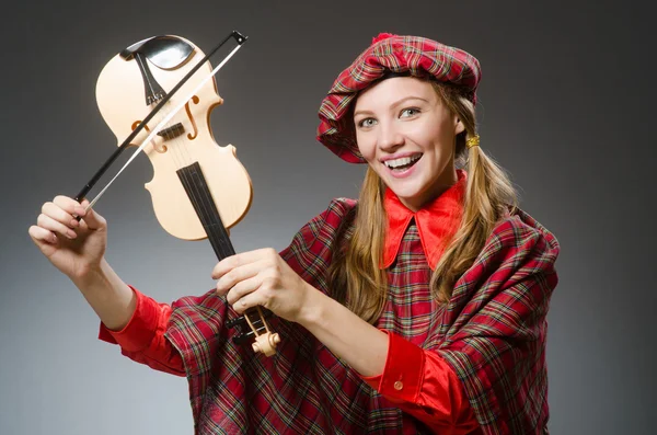 Femme en vêtements écossais dans le concept musical — Photo