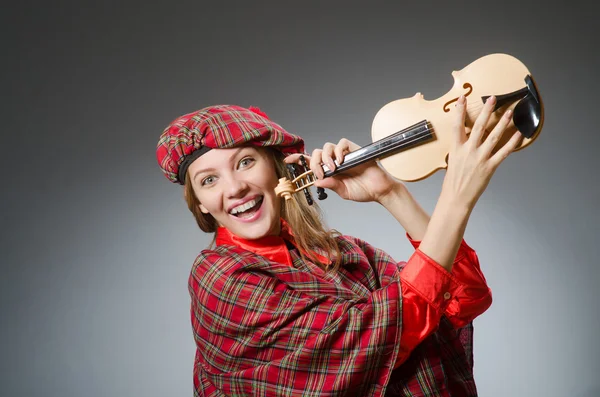 Mujer con ropa escocesa en concepto musical —  Fotos de Stock