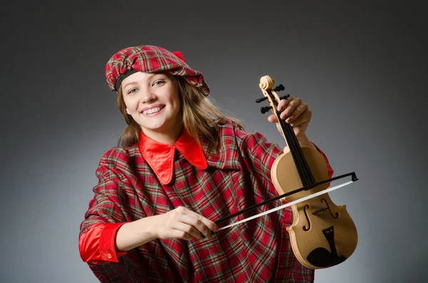 Mujer con ropa escocesa en concepto musical —  Fotos de Stock