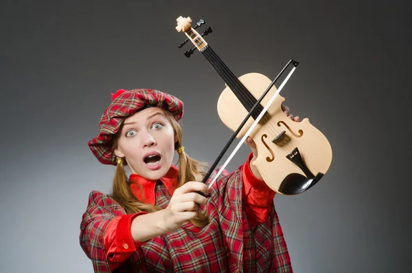 Mujer con ropa escocesa en concepto musical —  Fotos de Stock