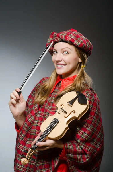 Frau in schottischer Kleidung im musikalischen Konzept — Stockfoto