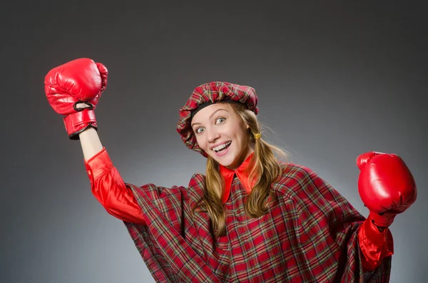 Γυναίκα με σκωτσέζικα ρούχα στην έννοια της πυγμαχίας — Φωτογραφία Αρχείου