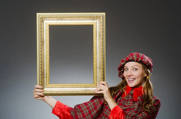 Vrouw in Schotse kleding in kunst concept — Stockfoto