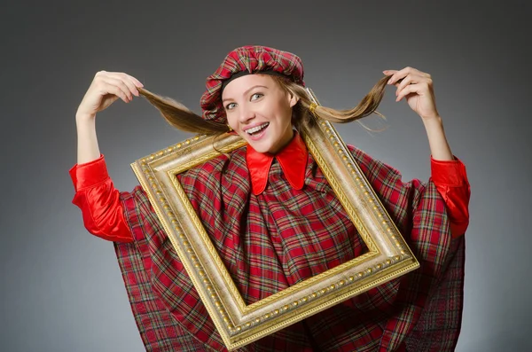 Mujer en ropa escocesa en concepto de arte — Foto de Stock