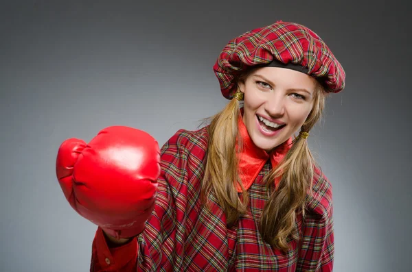 Kvinna i skotska kläder i boxningskoncept — Stockfoto